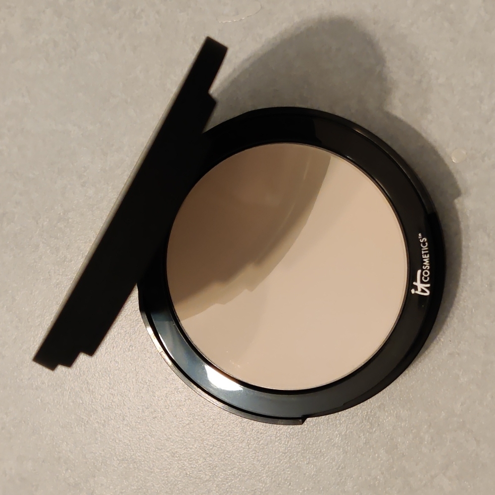 IT Cosmetics Bye Bye Pores Airbrush Finish Pressed Powder 0.31 oz/9g Translucent - Picture 5 of 7